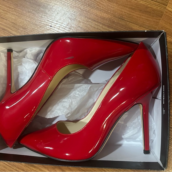 Nine West pointy toe heels women’s size 8M medium red patent only worn one time - Picture 1 of 5
